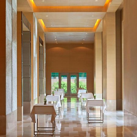 Radisson Blu Hotel Амритсар Интерьер фото The restaurant at the hotel