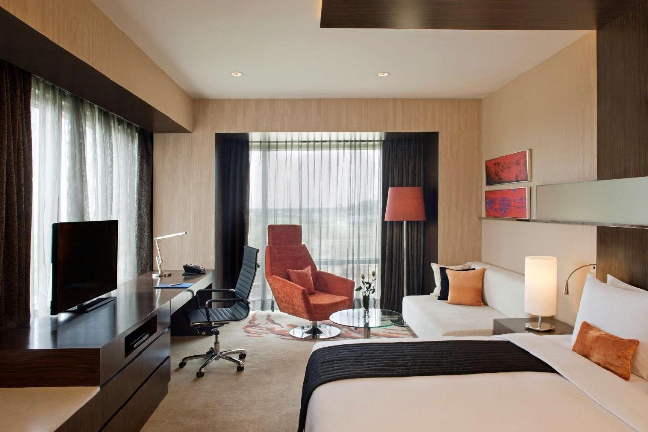 Radisson Blu Hotel Амритсар Экстерьер фото A room at the hotel