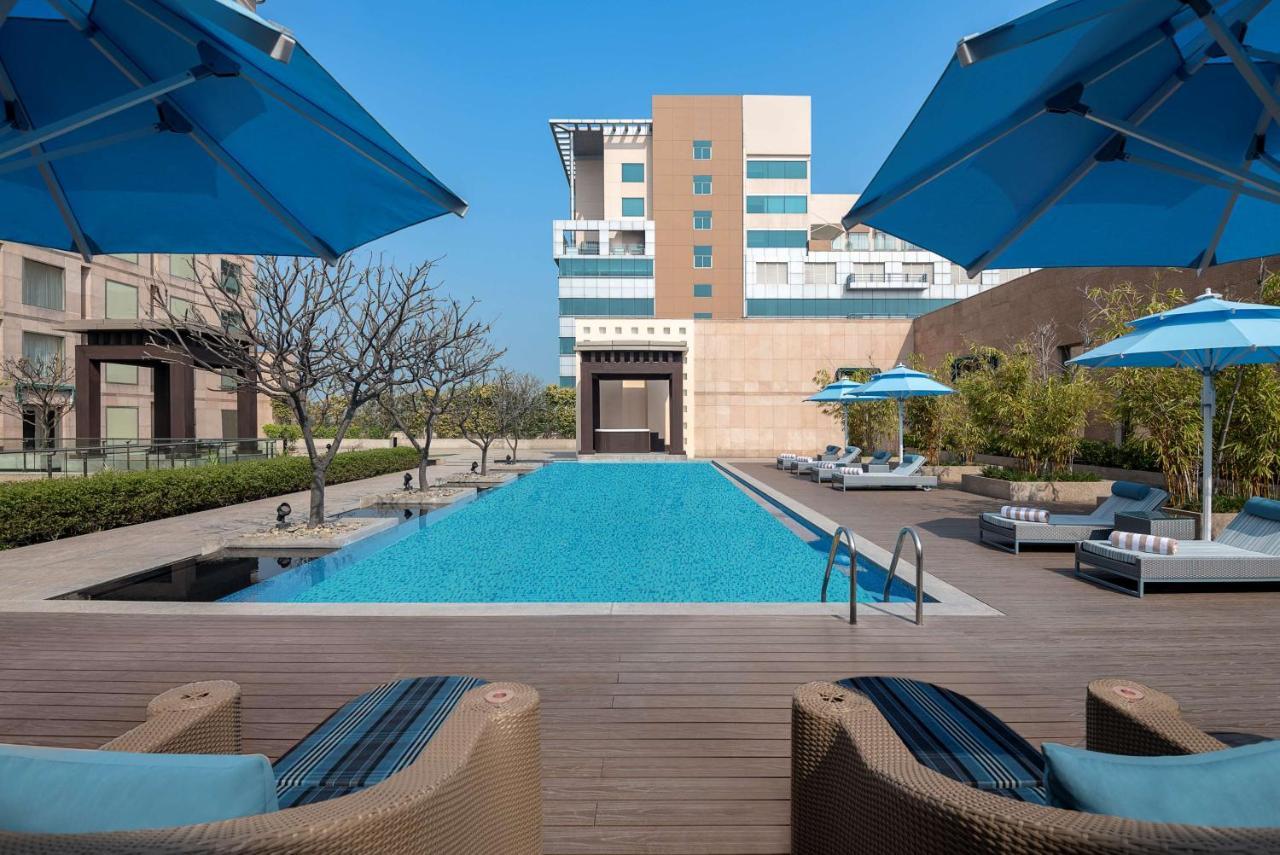 Radisson Blu Hotel Амритсар Экстерьер фото The pool at the hotel