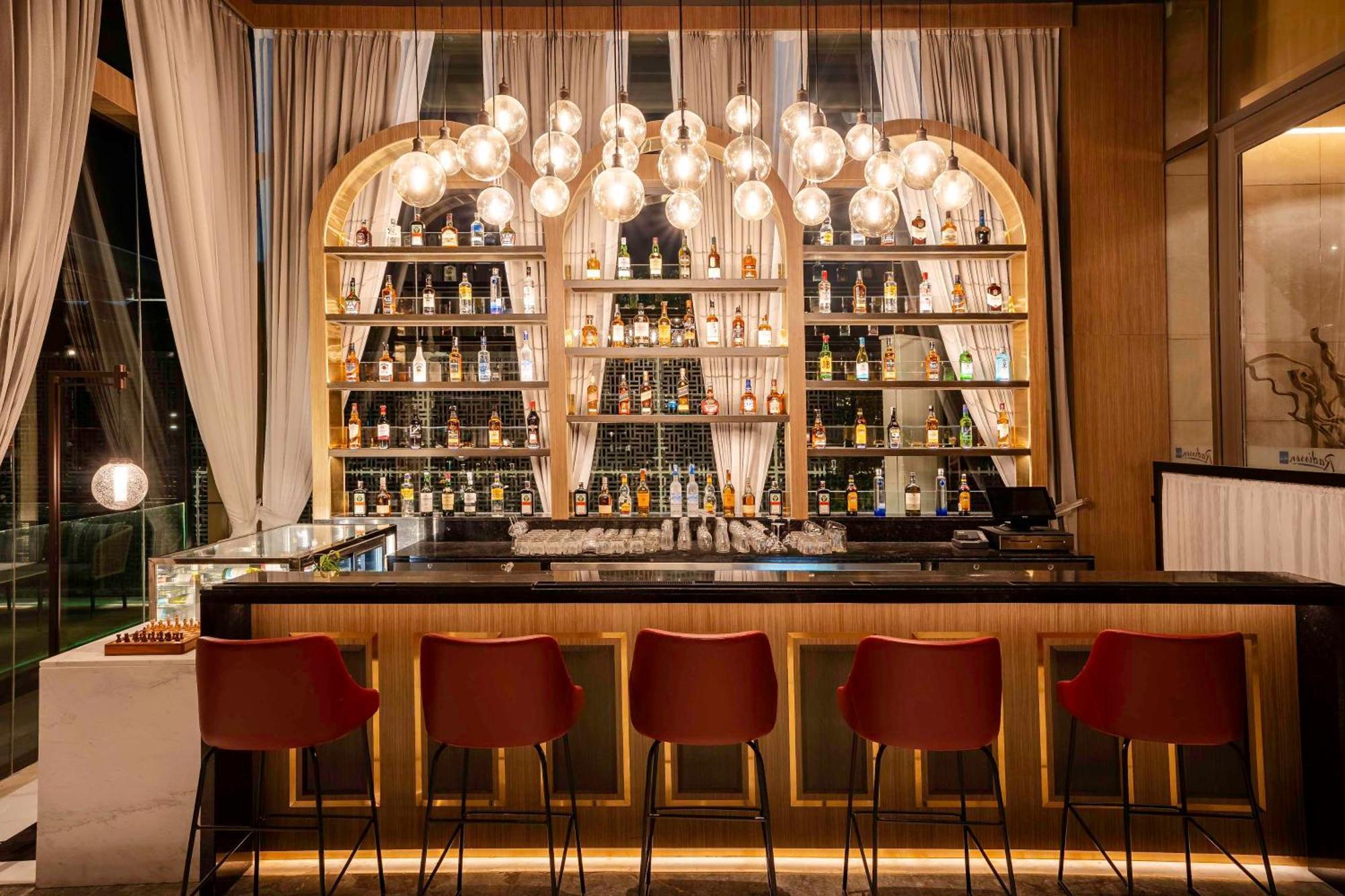 Radisson Blu Hotel Амритсар Экстерьер фото The bar at the 101 Skybar