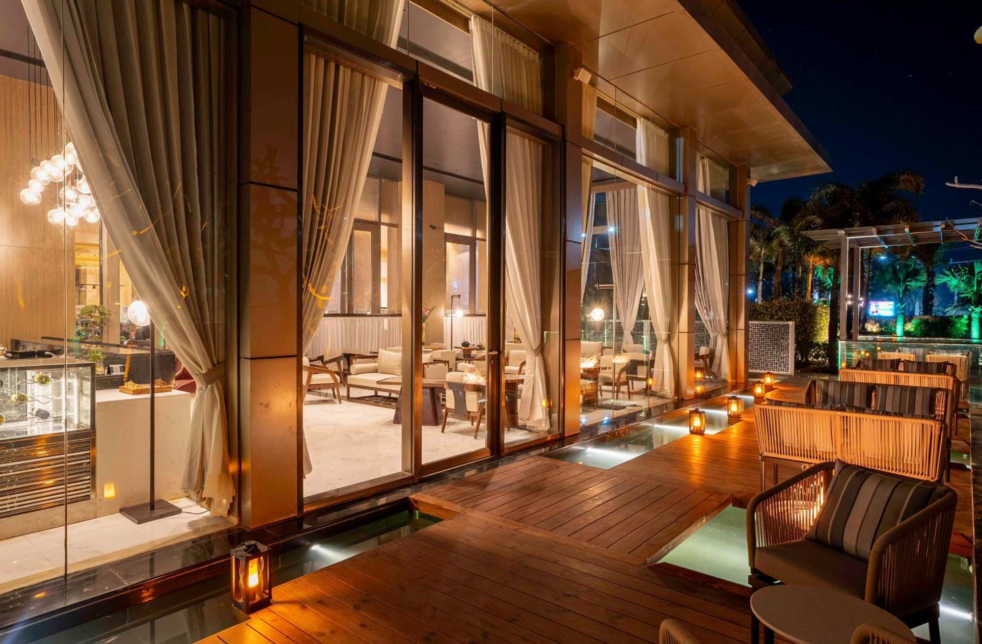 Radisson Blu Hotel Амритсар Экстерьер фото The Deck