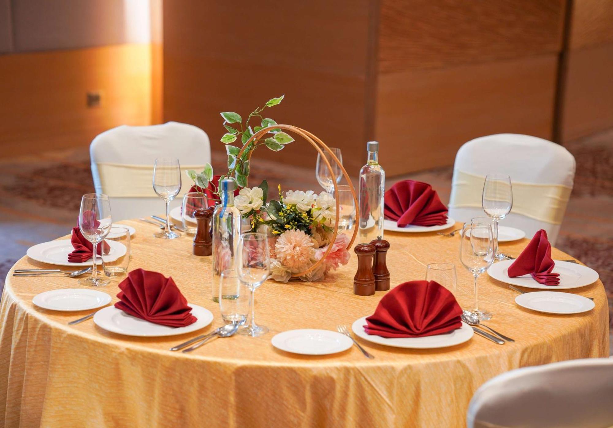Radisson Blu Hotel Амритсар Экстерьер фото A table set for a formal dinner