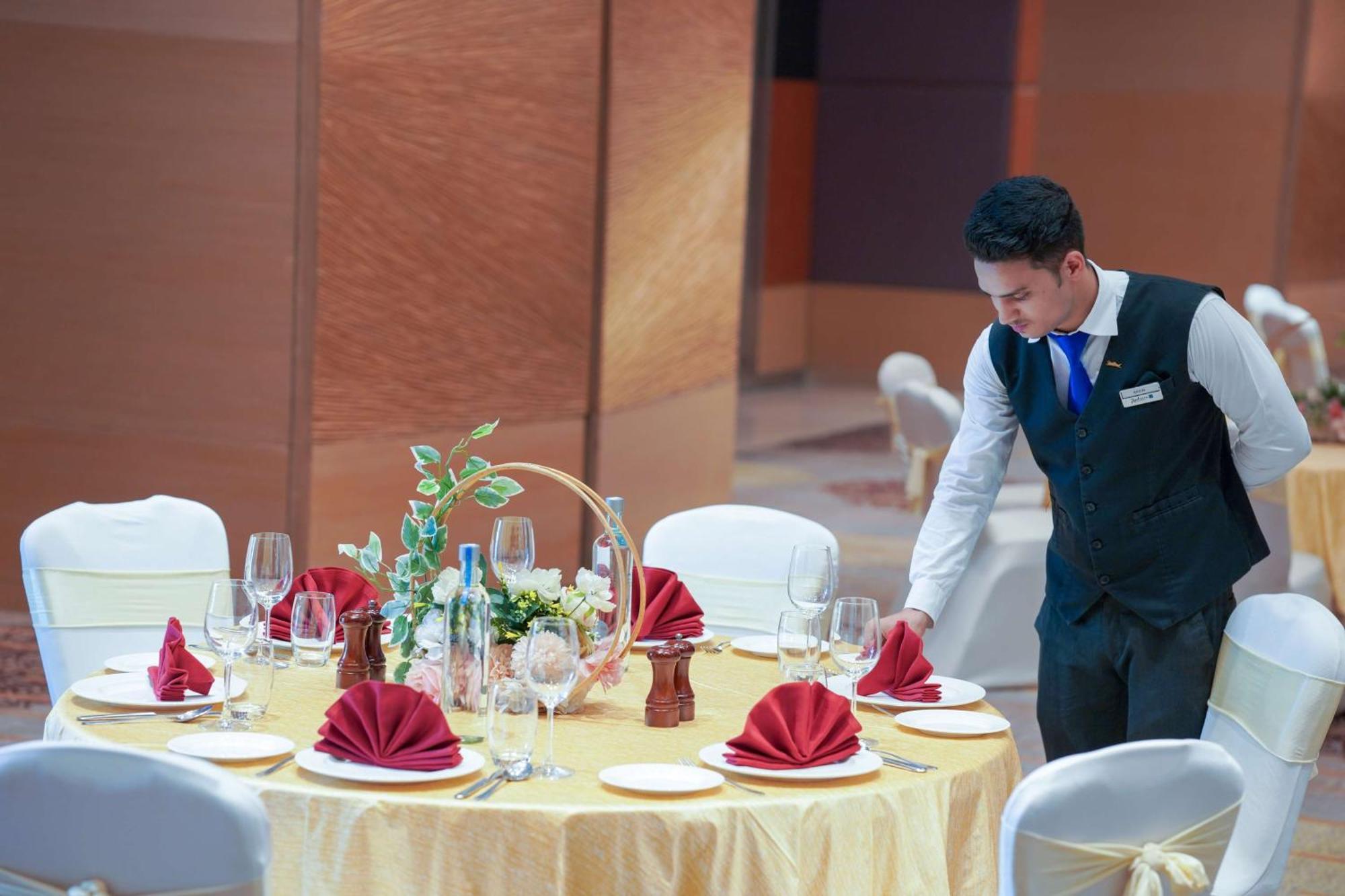 Radisson Blu Hotel Амритсар Экстерьер фото A restaurant server