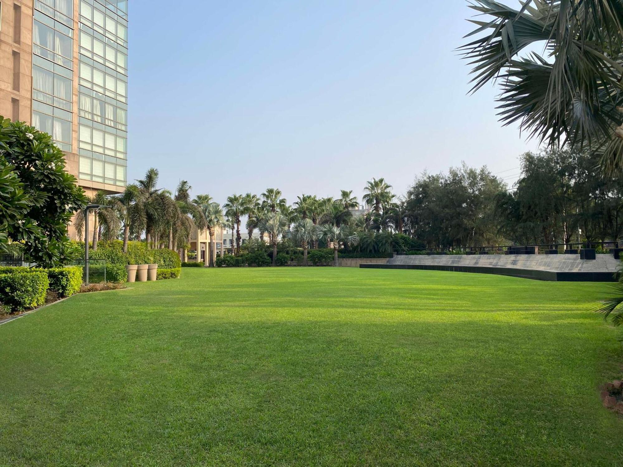 Radisson Blu Hotel Амритсар Экстерьер фото The Gardens