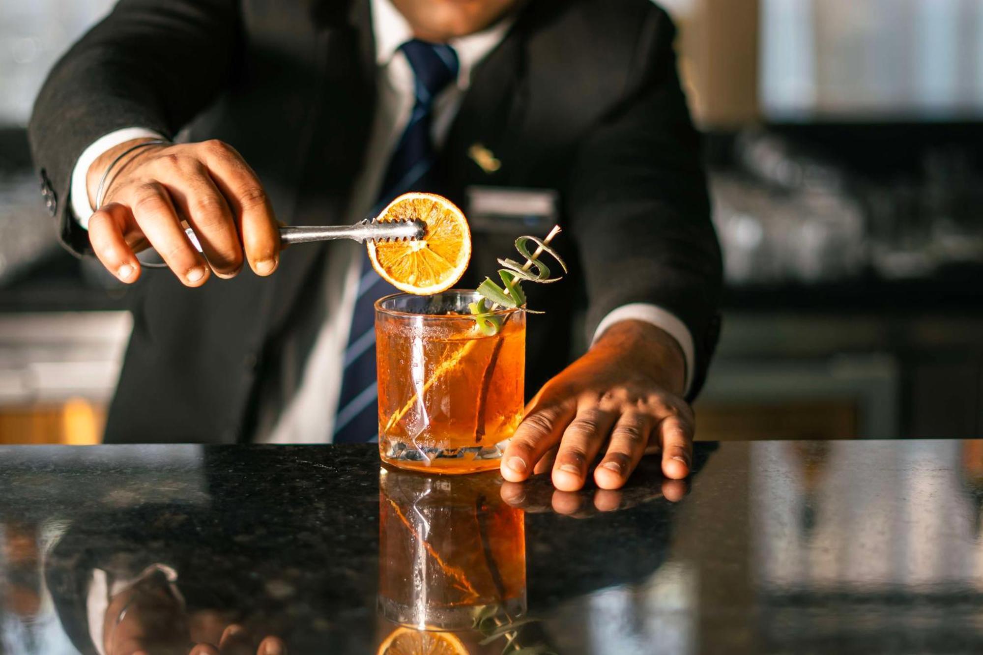 Radisson Blu Hotel Амритсар Экстерьер фото A bartender preparing a cocktail