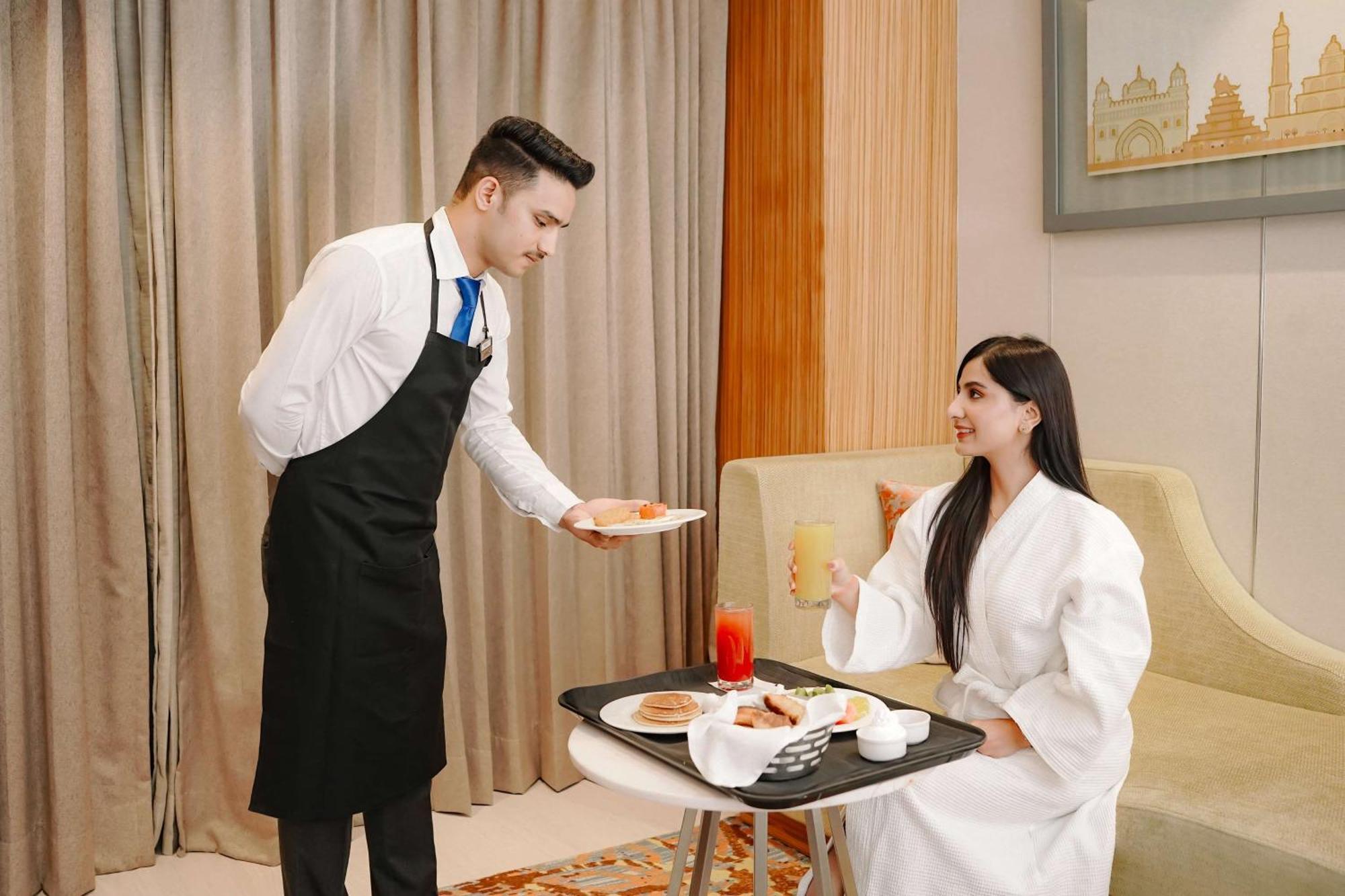 Radisson Blu Hotel Амритсар Экстерьер фото Room service