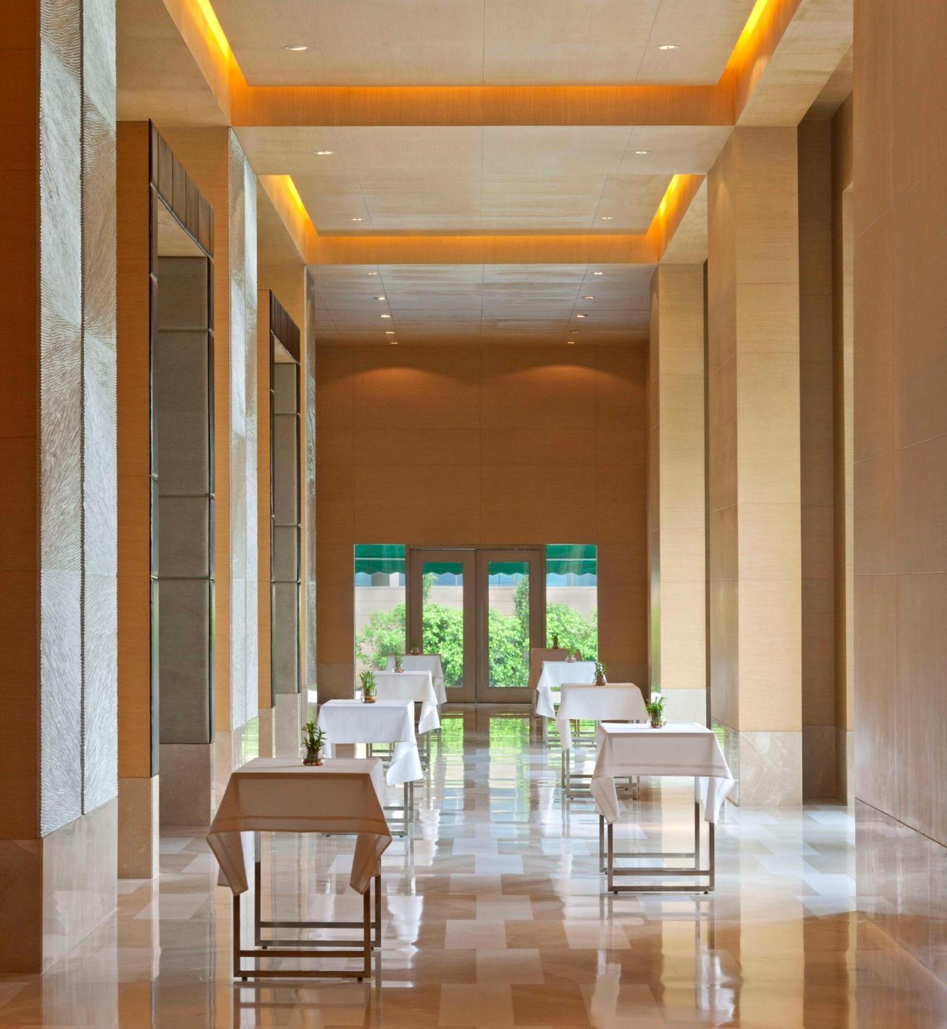 Radisson Blu Hotel Амритсар Интерьер фото The restaurant at the hotel